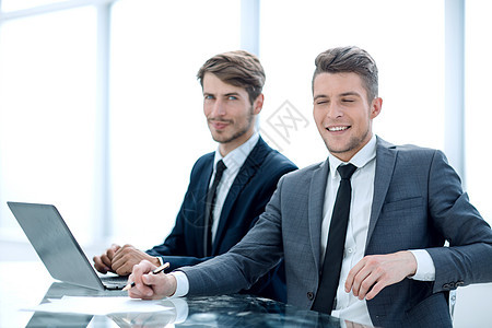 在职商界人士人数个人会议笔记本套装男性微笑工人男人团队讨论图片