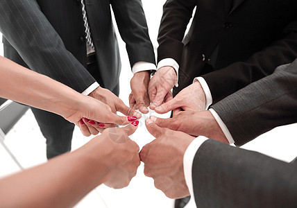 商业同事表现出团结精神 他们表示团结一致公司合伙成就手指友谊朋友们联盟胜利推杆男人图片