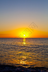 海面上的红日落 美丽的日落阳光橙子海滨天空海滩旅行海岸季节蓝色地平线图片