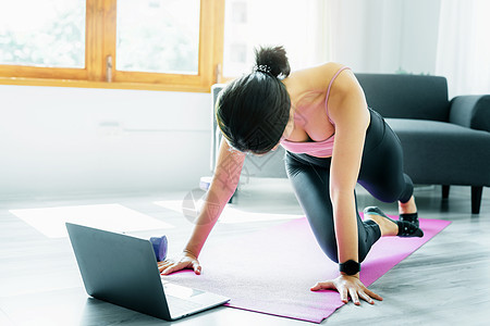 缓解压力 肌肉放松 呼吸练习 锻炼 冥想 亚洲年轻女性的肖像通过观看在线教程练习瑜伽来放松她在办公室工作中的身体瑜珈女孩健身房活图片
