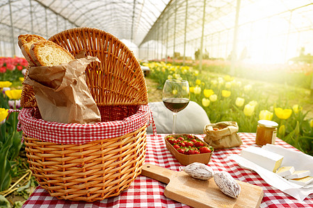 日落时把食物放在郁金香温室的餐桌上图片