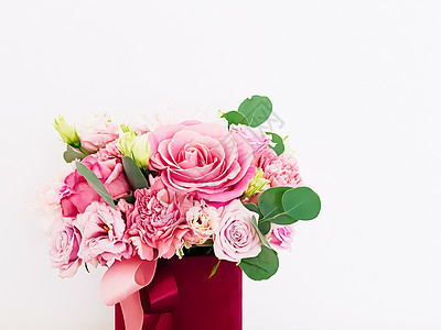 白色背景 节日礼物 奢华花卉设计等红花盒中鲜花盛放的美丽花束花店盒子花瓶风格花朵植物学家具植物玫瑰新娘图片
