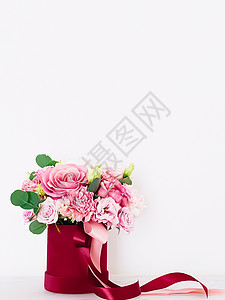 白色背景 节日礼物 奢华花卉设计等红花盒中鲜花盛放的美丽花束假期装饰植物花瓶新娘魅力娘娘腔女士风格架子图片