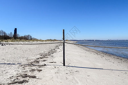 一个带绳子和木桩的禁区 被封锁在波罗的海海滩上海岸阴天长廊海滩地平线天空闲暇支撑挡风玻璃栅栏图片