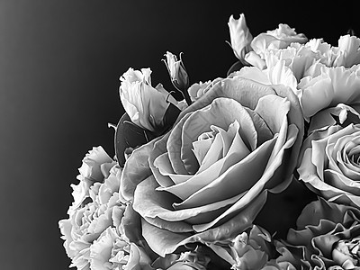 盛开花朵的古老花束作为节日礼物 奢华花卉设计花瓶玫瑰装饰展示打印新娘摄影风格丝带花店图片
