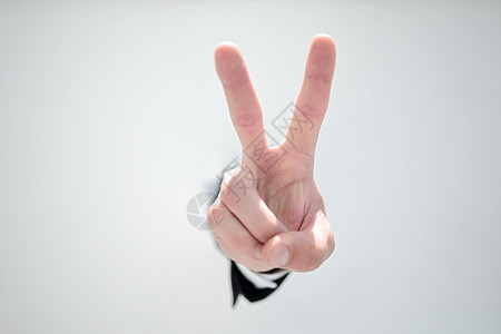 生意人表现出了胜利的姿态 他工作信号广告成人管理人员人士男性手势手指套装图片