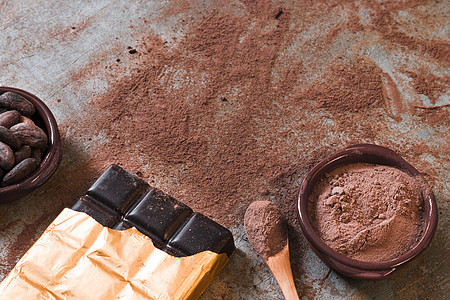 零散的可可粉豆 碗生熟背景的深巧克力棒图片