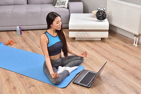 从事在线培训瑜伽的年轻女性训练地面运动装女士电脑数字笔记本互联网爱好教程图片