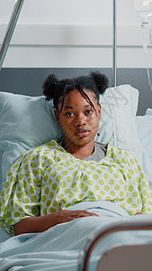 年轻病人在床上用IV滴滴袋的肖像药品医生房间愈合疾病住院速度成人诊断治愈图片