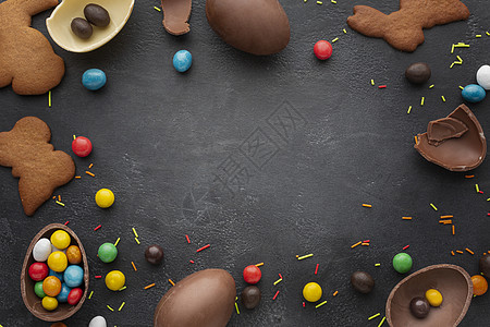 顶部查看巧克力向心鸡蛋和糖果饼干框图片