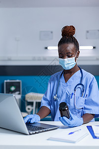 使用现代计算机阅读规定的抗生素计划书的面部镜像护士;图片