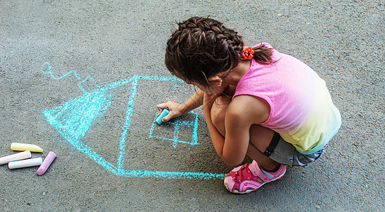 孩子用沥青上的粉笔画房子 有选择的焦点绘画男生派对女士太阳女孩横幅艺术学校孩子们图片