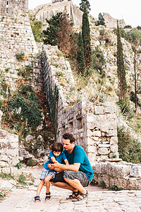父亲和儿子在黑山科托城堡顶上图片