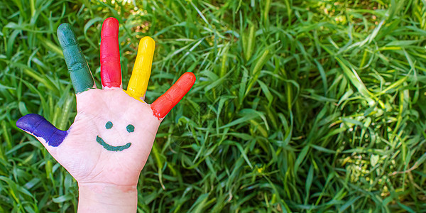 孩子们在夏天的色彩中牵手 有选择地集中精神喜悦绘画蓝色幼儿园女孩工艺手指艺术家学校横幅图片