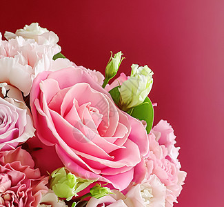 美丽的粉花花束花束 作为节日礼物 奢华花卉设计新娘装饰魅力叶子玫瑰花瓣娘娘腔植物花店盒子图片