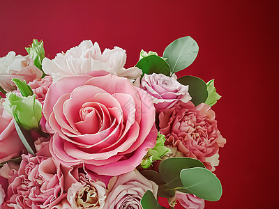 粉玫瑰美丽的粉花花束花束 作为节日礼物 奢华花卉设计植物学装饰叶子女士婚礼魅力假期花瓣玫瑰花店背景