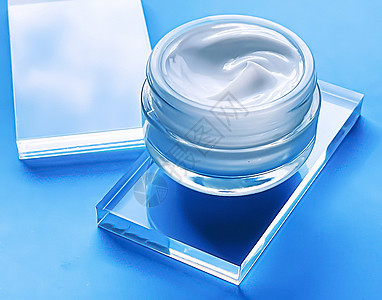 关于玻璃和蓝底 美容产品和护肤 化妆品科学的面霜润滑剂罐面具质量护理皮肤洗剂美丽女士实验室样本蓝色图片