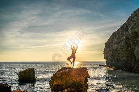 女体操运动员在海边的海日落前 在海滩上接受训练 有绳子 有相片系列旅行海岸毅力热带乐趣青少年体操倒挂缠绕小姑娘图片