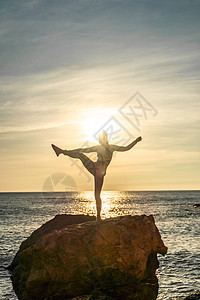 女体操运动员在海边的海日落前 在海滩上接受训练 有绳子 有相片系列运动自由日落小姑娘旅行天空热带乐趣缠绕孩子图片