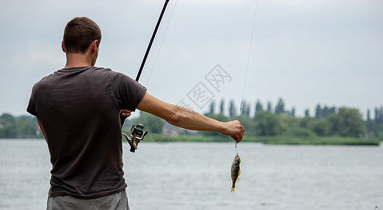 捕鱼 鱼钩钓鱼 选择性重点日落闲暇垂钓者娱乐阳光爱好男性活动支撑池塘图片