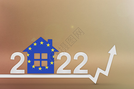 2022 年欧洲房地产成本 欧洲的建筑 保险和租金成本上涨 用旗帜颜色绘制的房屋模型 黄色背景上的向上箭头图片