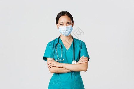 Covid19 冠状病毒病 医护人员的概念 忧心忡忡 表情严肃的亚洲女医生告知病人不良结果 戴上医用口罩和磨砂膏 看起来很失望暴图片
