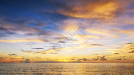 在蛤蜊海的美好的日落有云彩和天空背景 在热带海滩的日落 自然夏季概念 海面上的日落高峰与黄色的光在云中反射支撑海岸太阳海洋阳光旅图片