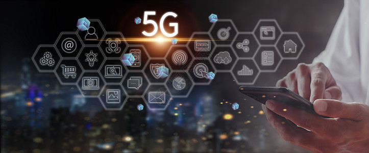 商务人士的手拿着手机连接网络 5G 与图标概念 技术网络无线系统和物联网 新技术在未来出现 网络连接 5G社交网络信号电话手指互图片