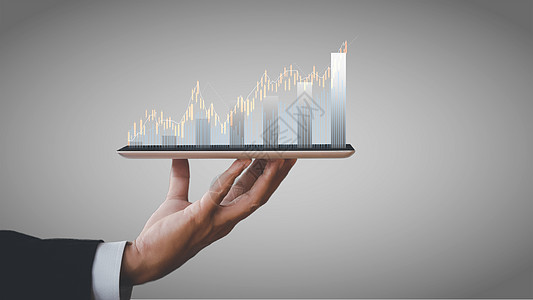 商务人士手持平板电脑分析股市图表增长和图表积极指标的增加 手持平板电脑在浅灰色背景下显示股票图表图片
