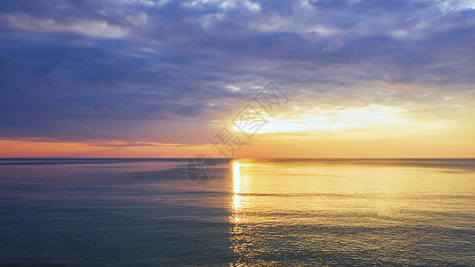 在蛤蜊海的美好的日落有云彩和天空背景 在热带海滩的日落 自然夏季概念 海面上的日落高峰与黄色的光在云中反射太阳阳光墙纸晴天普照海图片