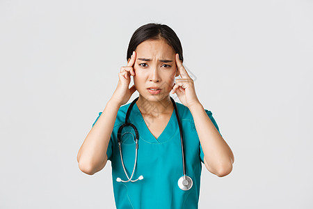 医护人员 预防病毒 检疫运动的概念 疲惫不堪的亚洲女医生头晕目眩 头疼 头疼 站在白色背景下情况暴发外科诊所疾病传染性专家医院医图片