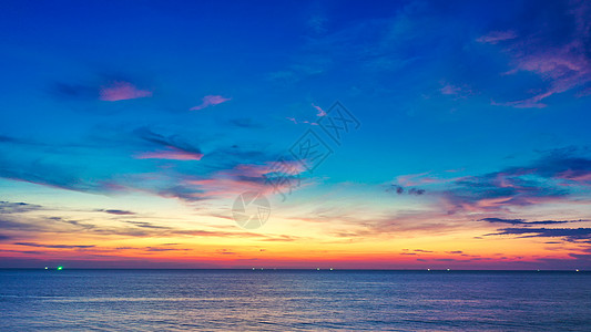 在蛤蜊海的美好的日落有云彩和天空背景 在热带海滩的日落 自然夏季概念 海面上的日落高峰与黄色的光在云中反射假期海岸海浪旅行海洋场图片