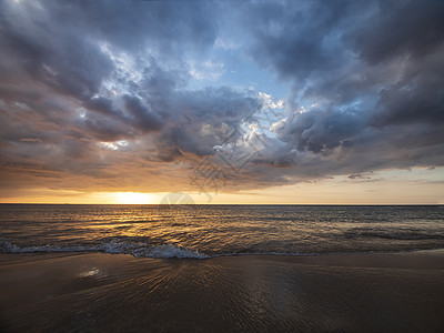 美丽的夕阳在平静的海面有云的天空背景 在热带海滩的日落 自然夏季概念 海面上的日落高峰与黄色的光反射在海水上 宁静的海景太阳天堂图片