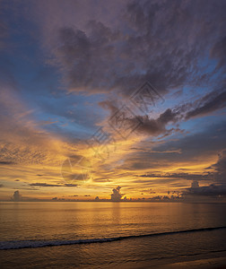 美丽的全景垂直日落在蛤海与云天空背景 在热带海滩的日落 自然夏季概念 海面上的日落高峰与黄色的光反射在海水上 宁静的海景 水面上图片