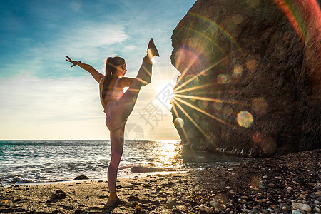 女体操运动员在海边的海日落前 在海滩上接受训练 有绳子 有相片系列小姑娘喜悦海岸孩子乐趣倒挂热带运动游泳衣自由图片