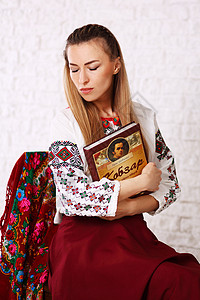 身着民族风格刺绣衬衫的年轻金发美女 来自乌克兰传统Vyshyvanka的现代衍生品国家场地女子木头女士装饰品小麦红色文化衣服图片