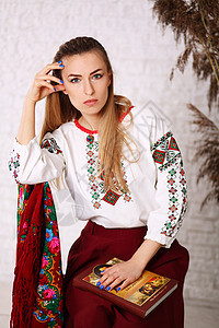 身着民族风格刺绣衬衫的年轻金发美女 来自乌克兰传统Vyshyvanka的现代衍生品红色女性花朵幸福黑发微笑小麦衣服项链女子图片