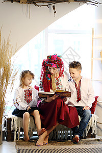 Ukraininan家族身着民族风格的刺绣衬衫 来自乌克兰传统Vyshyvanka的现代衍生品女性女子女孩场地女士木头戏服花朵靴图片