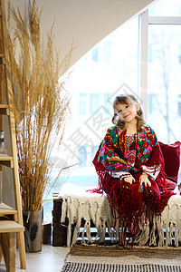 Ukraininan女孩身着民族风格的刺绣衬衫 来自乌克兰传统Vyshyvanka的现代衍生品衣服裙子黑发国家幸福微笑森林装饰品图片