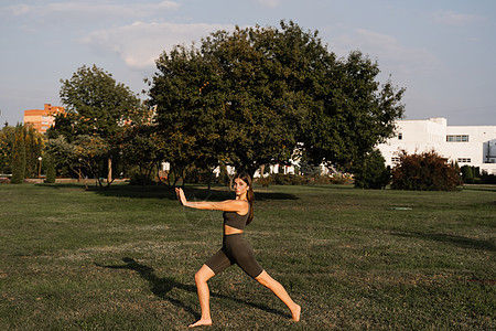 在户外进行Qigong冥想练习 适合亚洲的女孩在公园绿草上接受中国人的培训锻炼训练运动太极活动活力武术成人老师女士图片