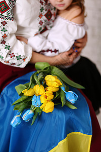 身着民族风格刺绣衬衫的年轻金发美女 由乌克兰传统Vyshyvanka以Ukraininan旗制作的现代衍生品女性文化幸福花朵红色图片
