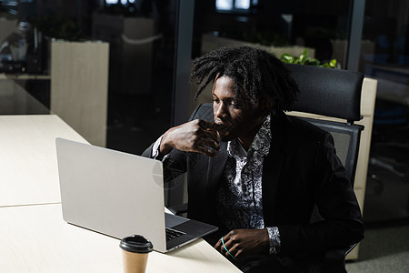 黑IT程序员正在工作空间做笔记本电脑工作 办公室里有笔记本电脑的非洲帅哥管理人员套装律师衬衫成人爆炸微笑职场男人金融图片