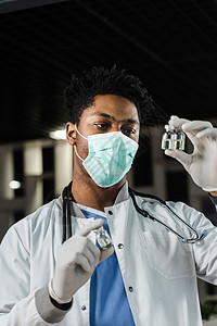 有 3 剂疫苗的黑人医生 加强疫苗接种 戴医用口罩的非洲医生手里拿着疫苗注射器活动男性抗生素剂量疾病手臂肺炎医院医学图片
