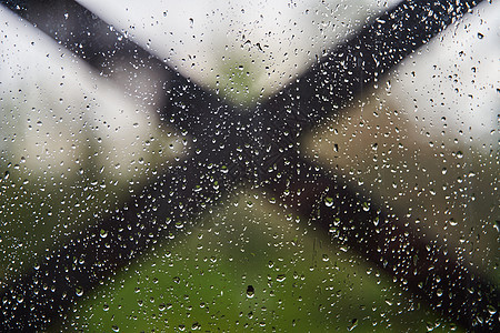 玻璃上有很多水滴 窗玻璃上有雨滴图片