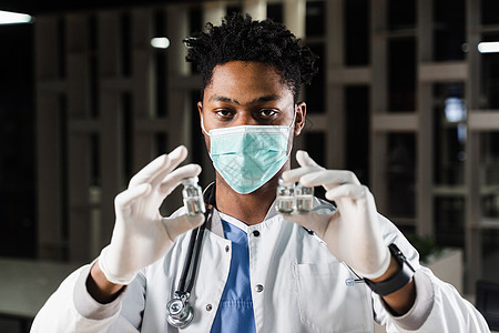 有 3 剂疫苗的黑人医生 加强疫苗接种 戴医用口罩的非洲医生手里拿着疫苗疾病爆炸医学保健肺炎免疫药品男性卫生注射图片