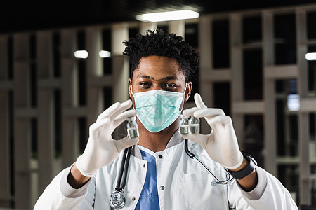 有 3 剂疫苗的黑人医生 加强疫苗接种 戴医用口罩的非洲医生手里拿着疫苗流感保健爆炸面具手臂抗体医院药品剂量男人图片