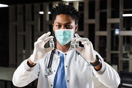 有 3 剂疫苗的黑人医生 加强疫苗接种 戴医用口罩的非洲医生手里拿着疫苗面具抗体男人活动注射手臂医疗药品疾病抗生素图片