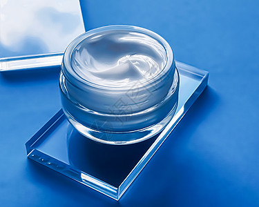 关于玻璃和蓝底 美容产品和护肤 化妆品科学的面霜润滑剂罐小样面具美丽护理女士洗剂乳液测试质量实验室图片