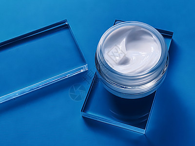 关于玻璃和蓝底 美容产品和护肤 化妆品科学的面霜润滑剂罐面具乳液美丽温泉测试润肤奢华质量护理身体图片
