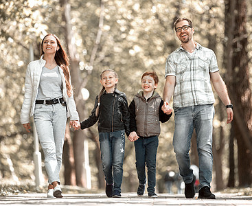现代家庭在公园里散步父亲姐姐农村爸爸女士童年父母享受男人成人图片
